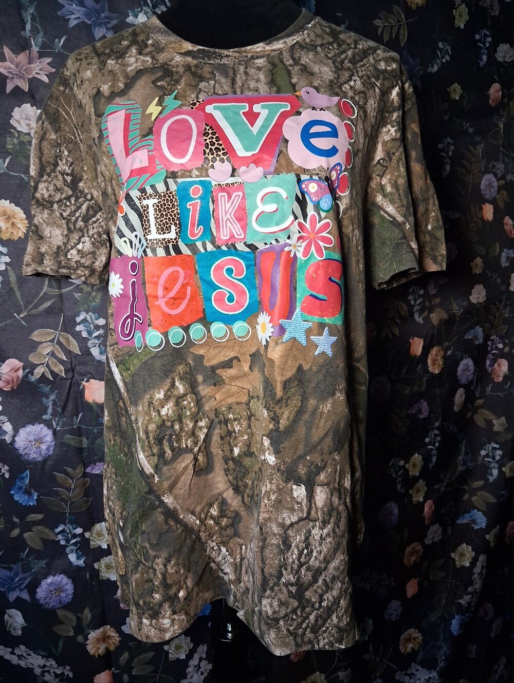 Womens Christian Faith 'Love Like Jesus' Camo Graphic Tee - Multicolor